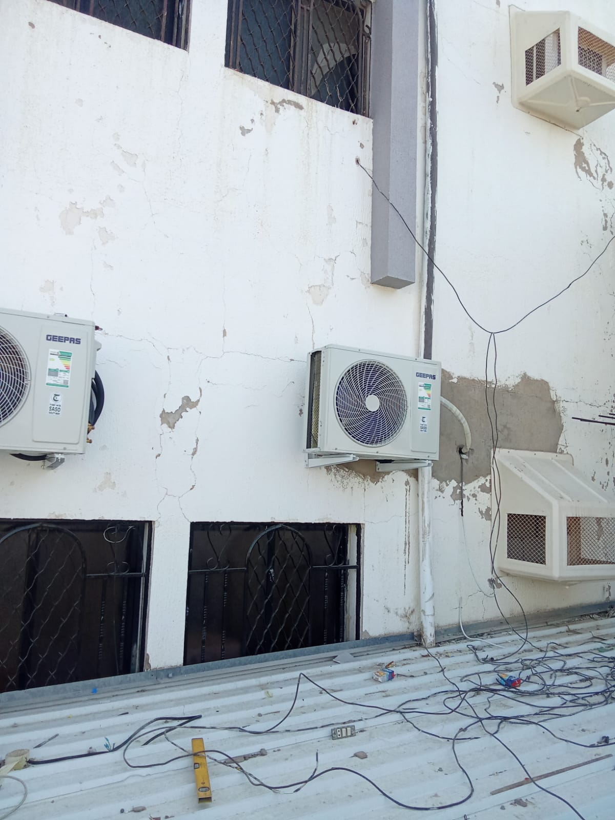 تركيب وتثبيت وحدات مكيفات سبليت جيباس على كوابيل جدارية بالطائف